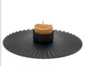 Candle holder with ridge base